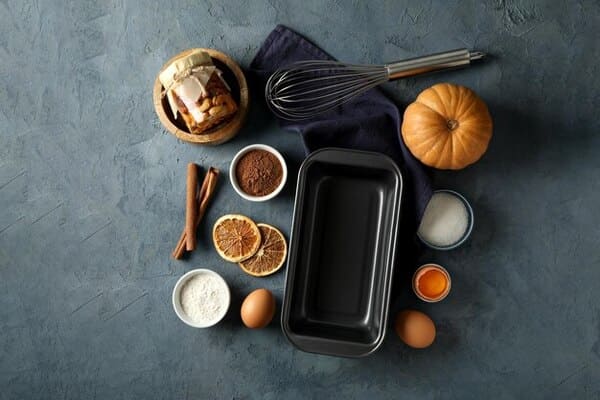 Ingredientes y utensilios listos para cocinar